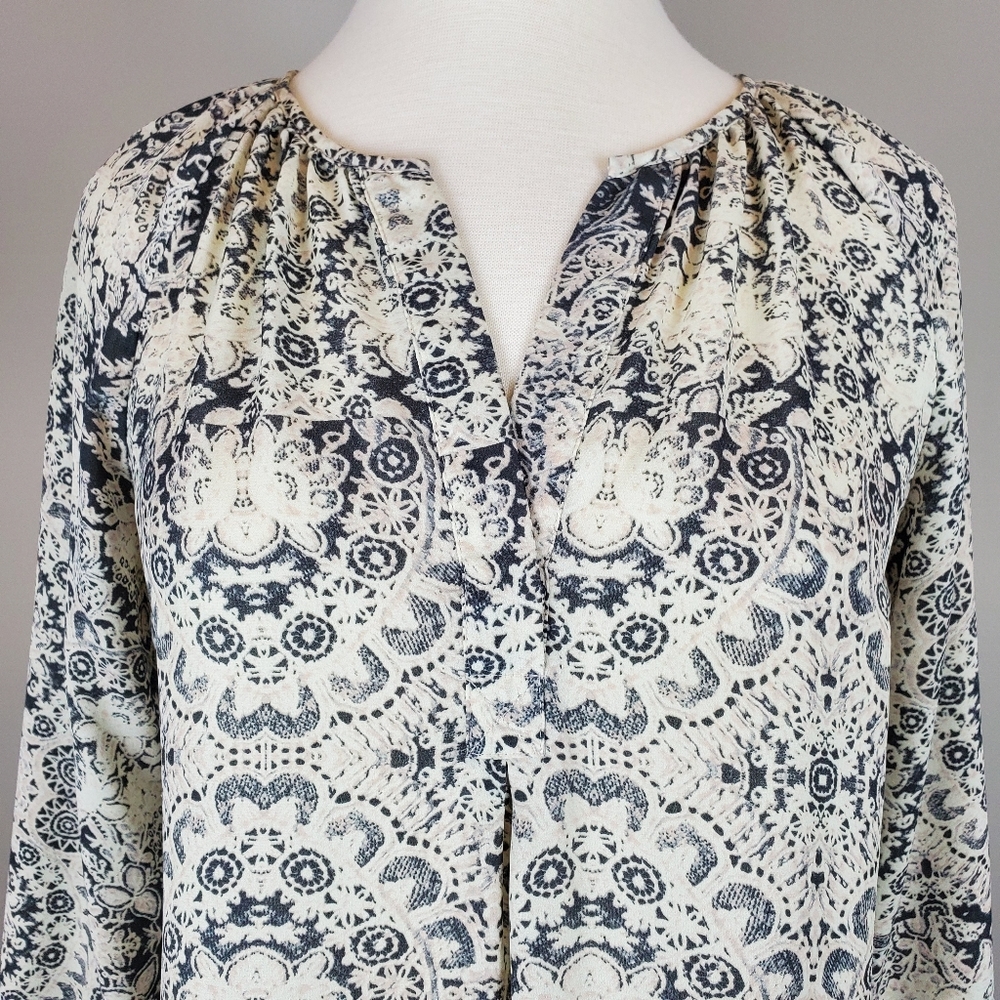Violet+Claire Grey Patterned Top - Picture 3 of 5
